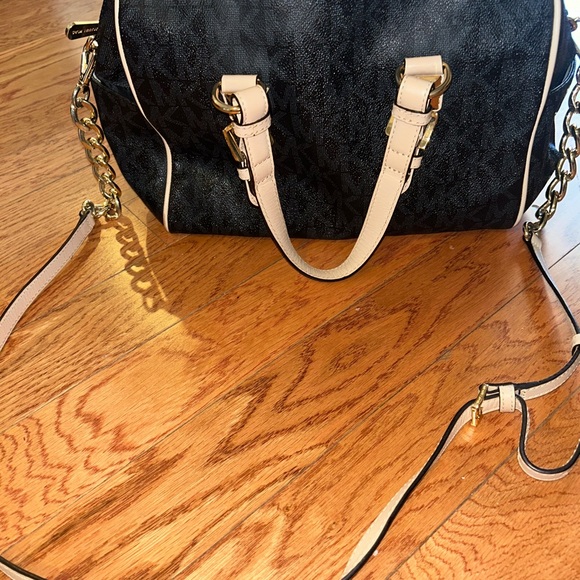 Michael Kors handbag black & brown with gold hardware. With strap! Barely used! - Picture 2 of 6